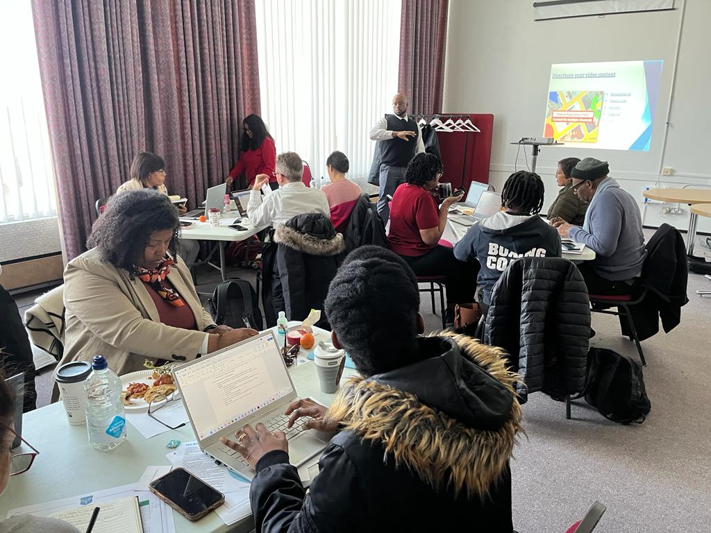 StartUp_Bromley's tweet photo. Start Up Bromley were happy to host Dean Williams of @EX_Visions for an amazing workshop on using AI to grow your business! 

Attendees left with fresh ideas on how to use this fast growing medium to aid them in their business journeys, from social media to customer analysis! https://t.co/AuQystclDN
