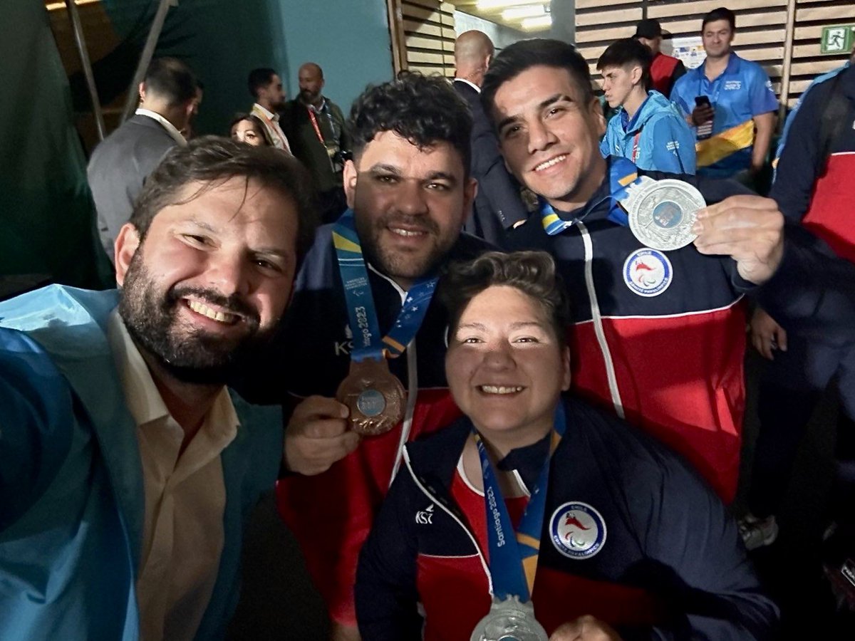 Hoy estuve alentando al #TeamParaChile de parapowerlifting, pura fuerza, son increíbles!! Quedan pocos días de competencia y aún quedan entradas, sigamos alentando #Santiago2023🇨🇱