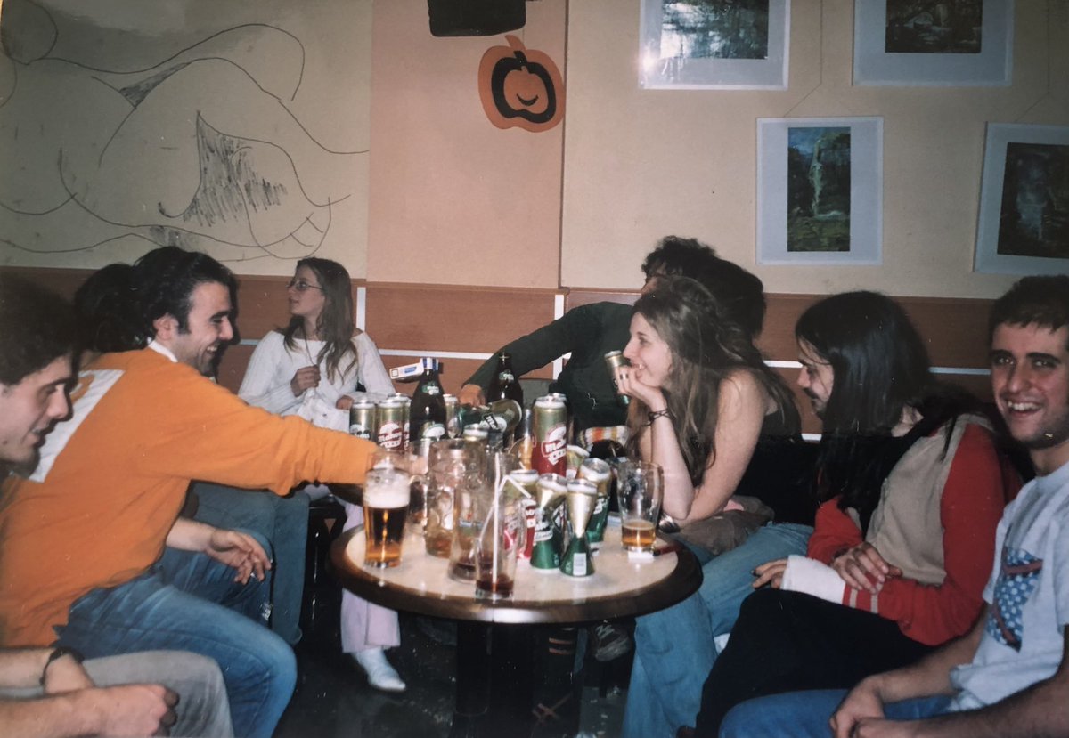 Jesus_huerta's tweet photo. Por aquí va una foto retro. La lesión en la mano creo que fue por levantar jarras de cerveza #cuenca #remember #sonmisamigos #cuandofuimoslosmejores https://t.co/li17nfdPIx