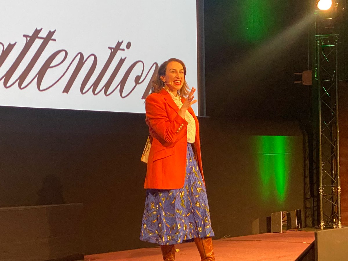 SchoolOfPO's tweet photo. Notre dernière oratrice, @MelleFannyParis, s'empare du micro pour nous parler de l'art de l'attention.

💬 "Je pense que la qualité de notre vie, de nos conversations, est modulée par l'attention." https://t.co/R7OCaFRvSZ