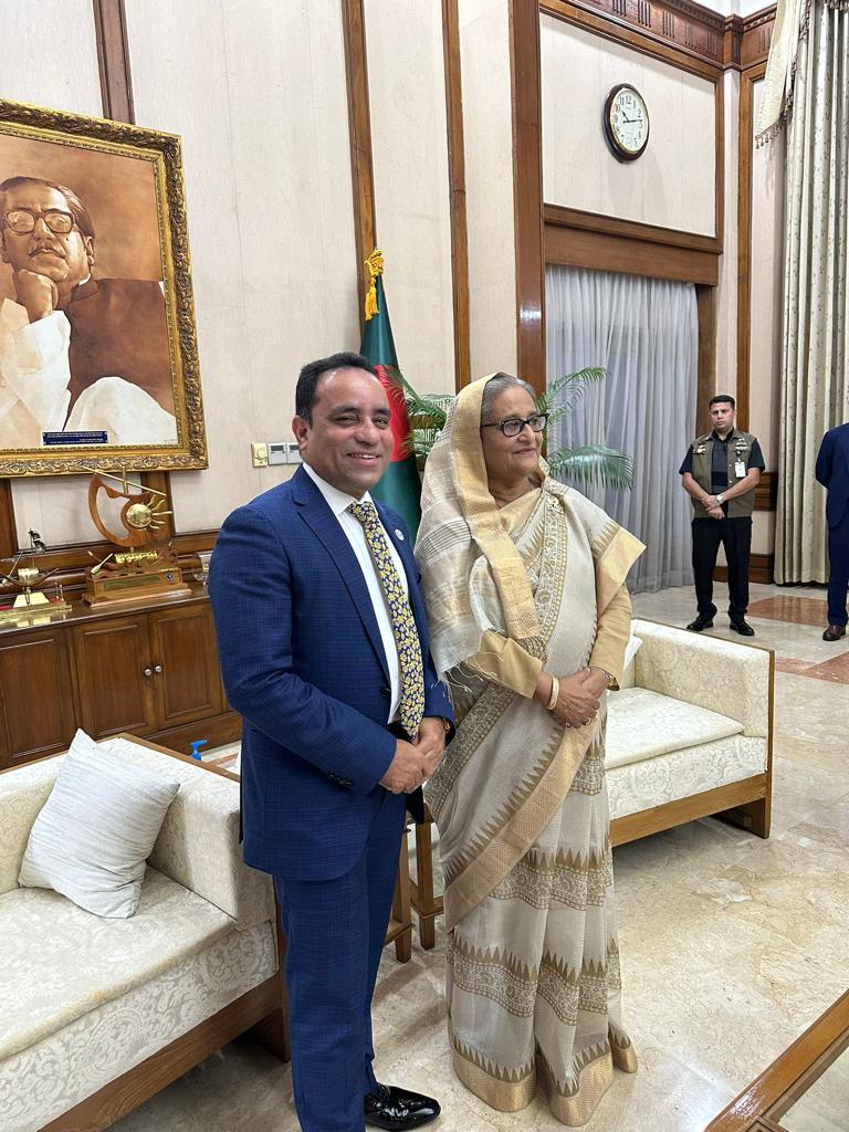 workpermitcloud's tweet photo. 🇧🇩🤝 Md Lutfur Rahman, CEO of WorkPermitCloud, had an insightful meeting with Prime Minister Sheikh Hasina. Discussions revolved around challenges faced by Bangladeshi workers in the UK, skills shortage, and opportunities for collaboration.🌐🤝 #WPC #SkilledWorker #UKImmigration https://t.co/Np9QxMyrit