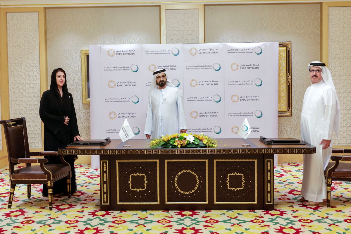 DXBMediaOffice's tweet photo. محمد بن راشد يشهد بحضور حمدان بن محمد توقيع اتفاقية تعاون بين مدينة إكسبو دبي وهيئة كهرباء ومياه دبي، اليوم (الثلاثاء) لتزويد مدينة إكسبو دبي بالكامل بالكهرباء المولدة من الطاقة المتجددة، وذلك ضمن رحلتها نحو الحياد المناخي بحلول عام 2050. 
#عام_الاستدامة - #اليوم_للغد - #كوب28 https://t.co/vllobRA3HX
