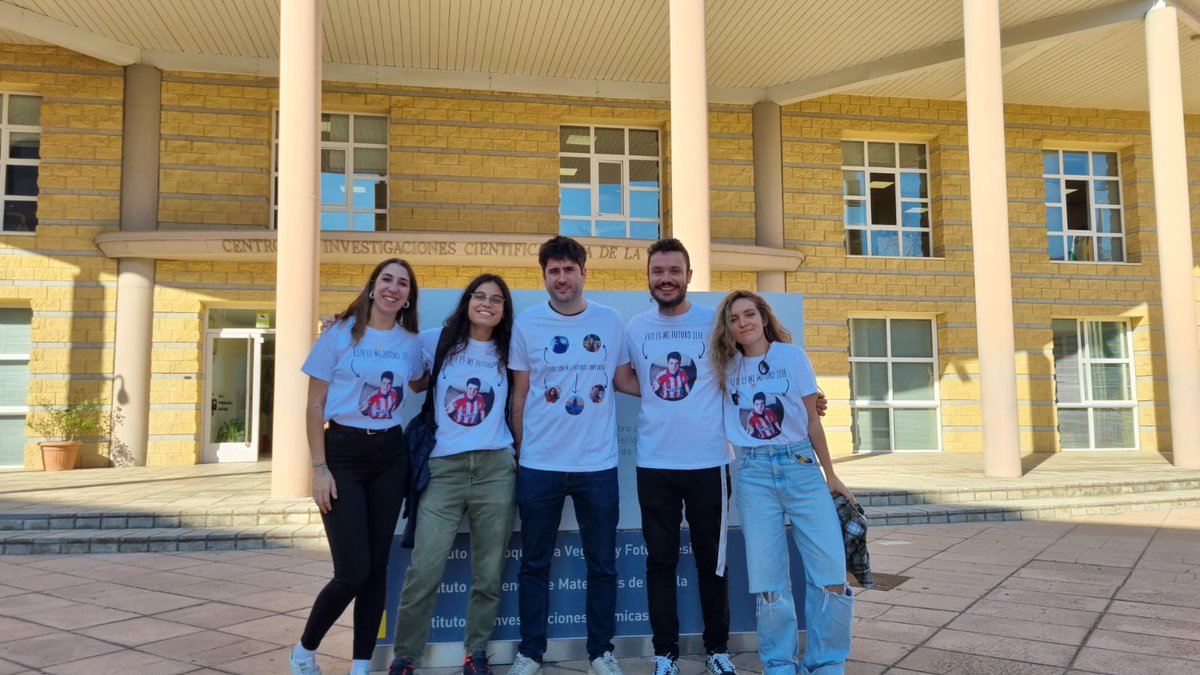 Saying good bye to our dear <a href="/miquelnb/">Miquel Navarro</a> 😢
Your favourite PhD students will miss you. Good luck in Madrid, future boss!

@Pita_chem <a href="/martfbuenestado/">Marta Fernández Buenestado</a> <a href="/HelenaCorona98/">Helena Corona</a> <a href="/Emmanuel_Ser_/">Emmanuel</a>