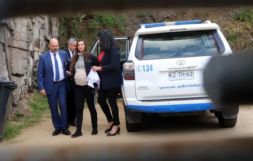 vidalcvale's tweet photo. Se llevaron detenida a la tesorera de la Municipalidad de Algarrobo y pareja del Alcalde José Luis Yáñez (UDI), detenida por el desfalco de más de $1.000 millones en la institución.

Repito, UDI. https://t.co/3snpGEsQiS