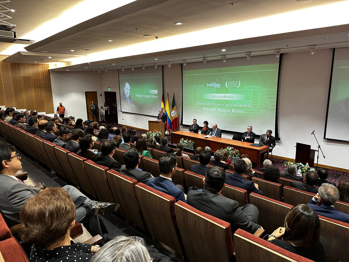 A esta hora <a href="/UExternado/">U.Externado</a> confiere el Grado ‘Doctor Honoris Causa en Derecho’ al profesor Manuel Aragón Reyes. 🎓⚖️

Nuestra comunidad académica otorga esta distinción a un docente que se ha destacado por sus aportes al estudio del Derecho Constitucional.

¡Felicitaciones! 👏