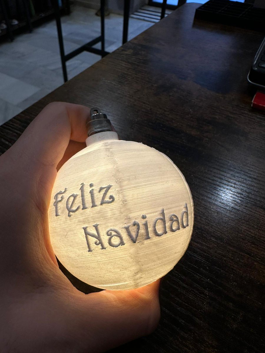 tabernadelspace's tweet photo. Sorteo #LaTabernaDelSpace65 
Gracias a @inciensosdesevi una bola de Navidad personalizada🎄
@ElNietoDePepita @EstrellaCarre @juladaort @flermacarrion y @Manu_Lamprea traen la suerte😱
1️⃣ Sigue @inciensosdesevi y a nosotros
2️⃣ Rt este tuit y menciona a un amigo 
¡Mañana, ganador! https://t.co/VwYhJg42oR