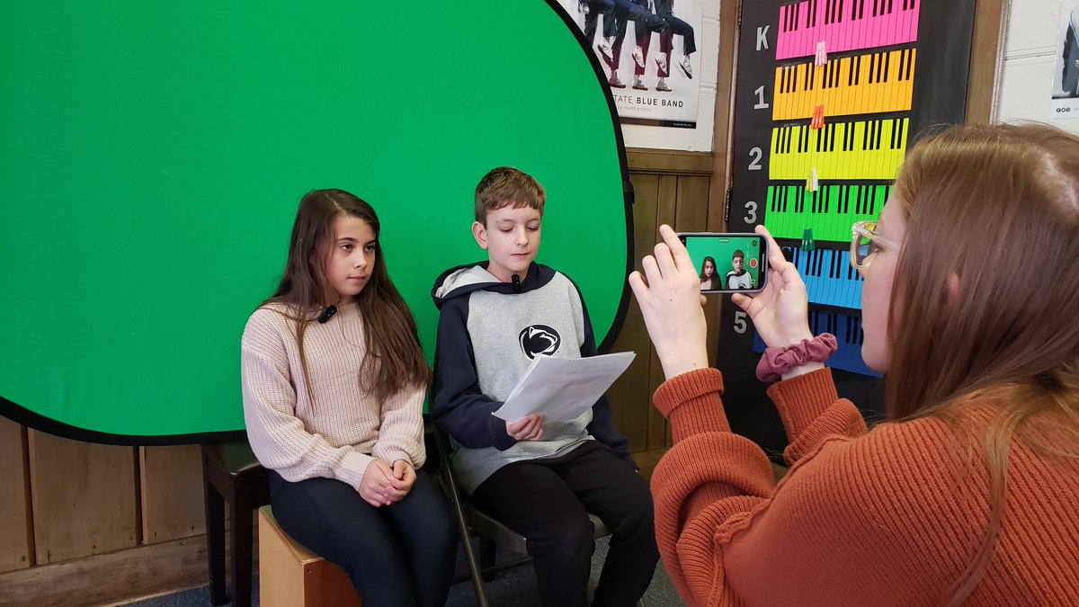 arothTechTools's tweet image. Students @BellefonteElem record school announcements with Miss Arnoldi and @HenryTechK5. 🎬