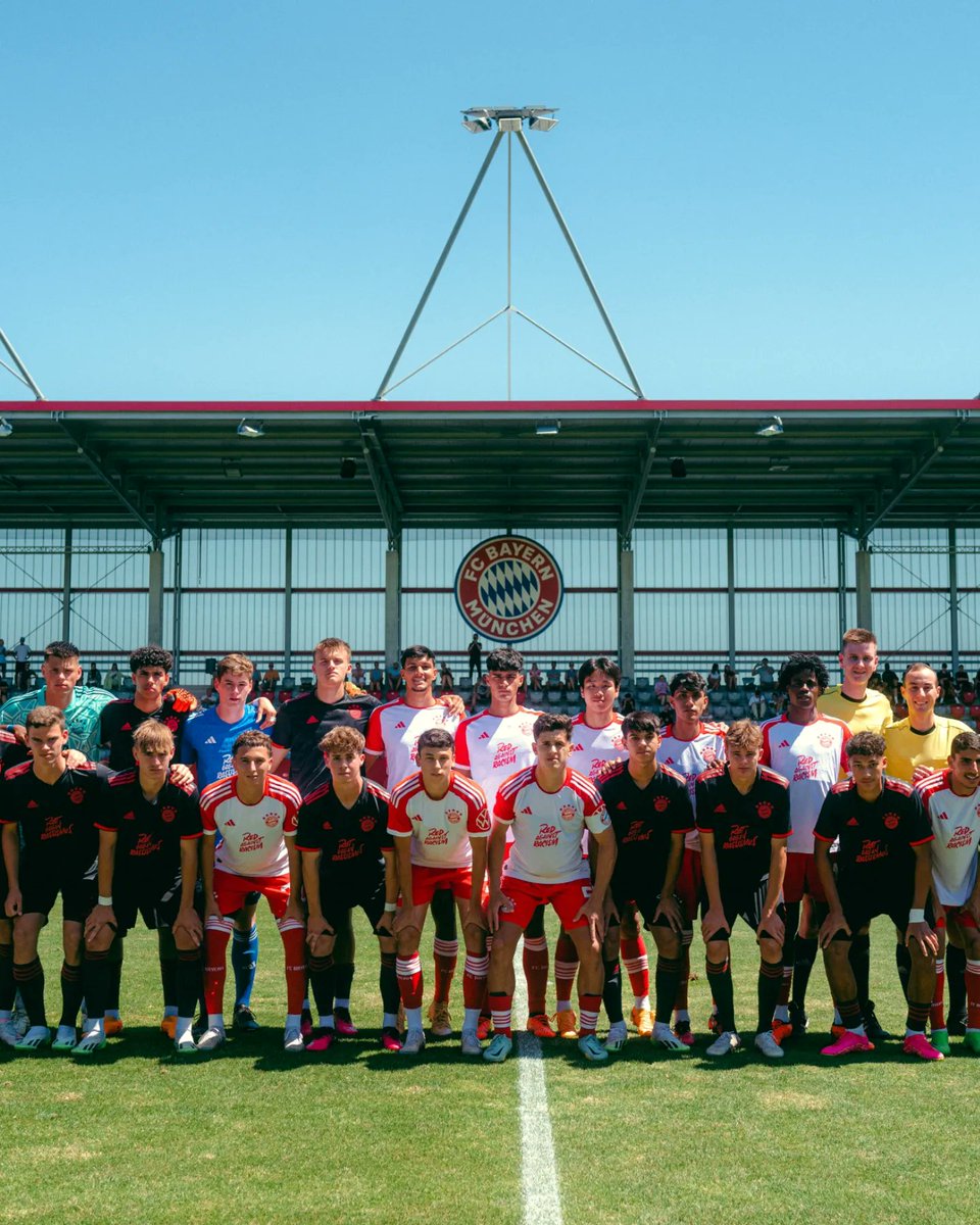 KalbarczykDavid's tweet photo. W ramach światowej kadry #FcBayern u19 zdobyłem międzynarodowe doświadczenie grając jako podstawowy lewy obrońca.
Zagrałem mecze przeciwko najmocniejszym drużynom w Niemczech, to było bardzo cenne doświadczenie.
#GerPol
#Laczynaspilka
#MarcinBrosz https://t.co/m0wQUlAESm