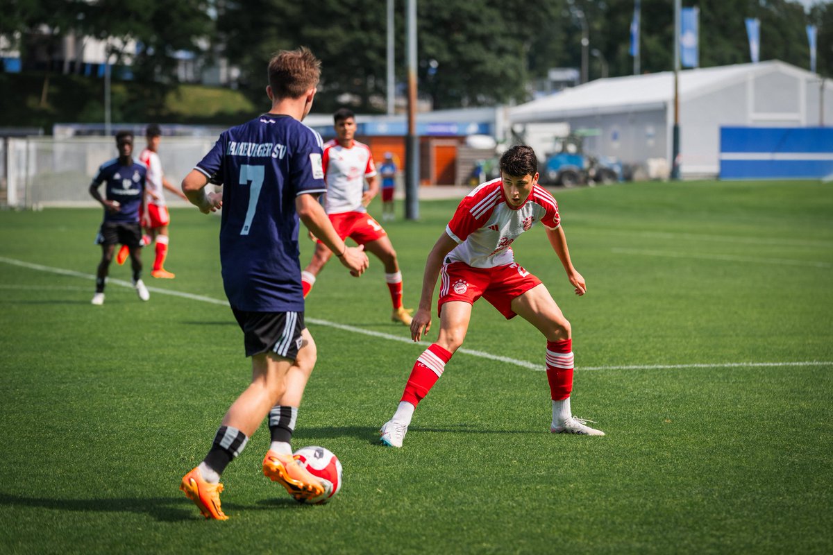 KalbarczykDavid's tweet photo. W ramach światowej kadry #FcBayern u19 zdobyłem międzynarodowe doświadczenie grając jako podstawowy lewy obrońca.
Zagrałem mecze przeciwko najmocniejszym drużynom w Niemczech, to było bardzo cenne doświadczenie.
#GerPol
#Laczynaspilka
#MarcinBrosz https://t.co/m0wQUlAESm