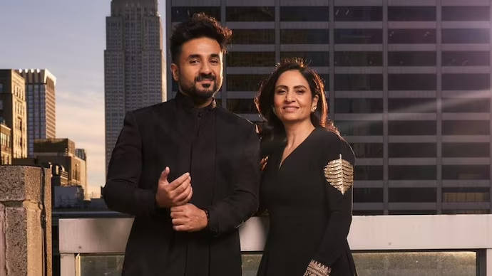 OMRcat's tweet photo. #ManyCongratulations on the #EmmyAward, #VirDas
#InternationalEmmyAwards2023
#Netflix's #VirDasLanding' wins #BestComedy
Vir Das has made #India proud as he won an Emmy in the Unique Comedy Special category
He shared the award with #DerryGirlsSeason3
https://t.co/RM2sbSKW6M https://t.co/gqaC1CzWyu