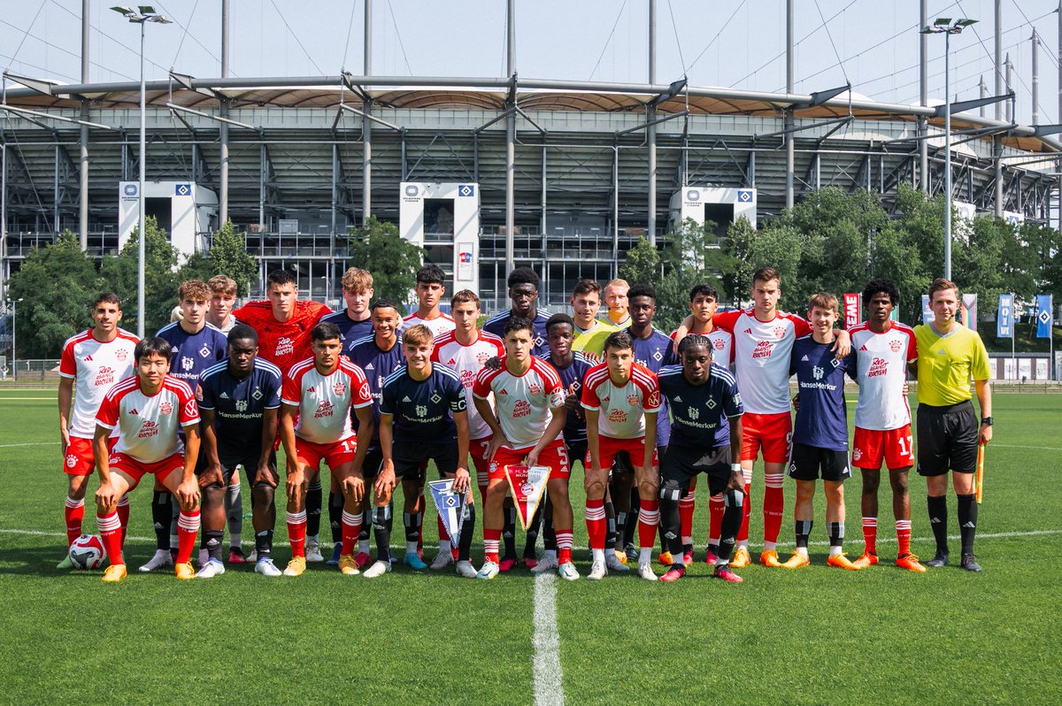KalbarczykDavid's tweet photo. W ramach światowej kadry #FcBayern u19 zdobyłem międzynarodowe doświadczenie grając jako podstawowy lewy obrońca.
Zagrałem mecze przeciwko najmocniejszym drużynom w Niemczech, to było bardzo cenne doświadczenie.
#GerPol
#Laczynaspilka
#MarcinBrosz https://t.co/m0wQUlAESm