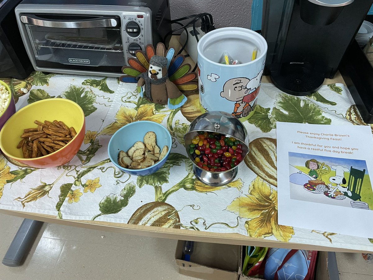 CaraW0906's tweet photo. Our boss is so cute! I love working here  #CharlieBrown #Thanksgiving #FrenchRun https://t.co/ml9Et3JBHN