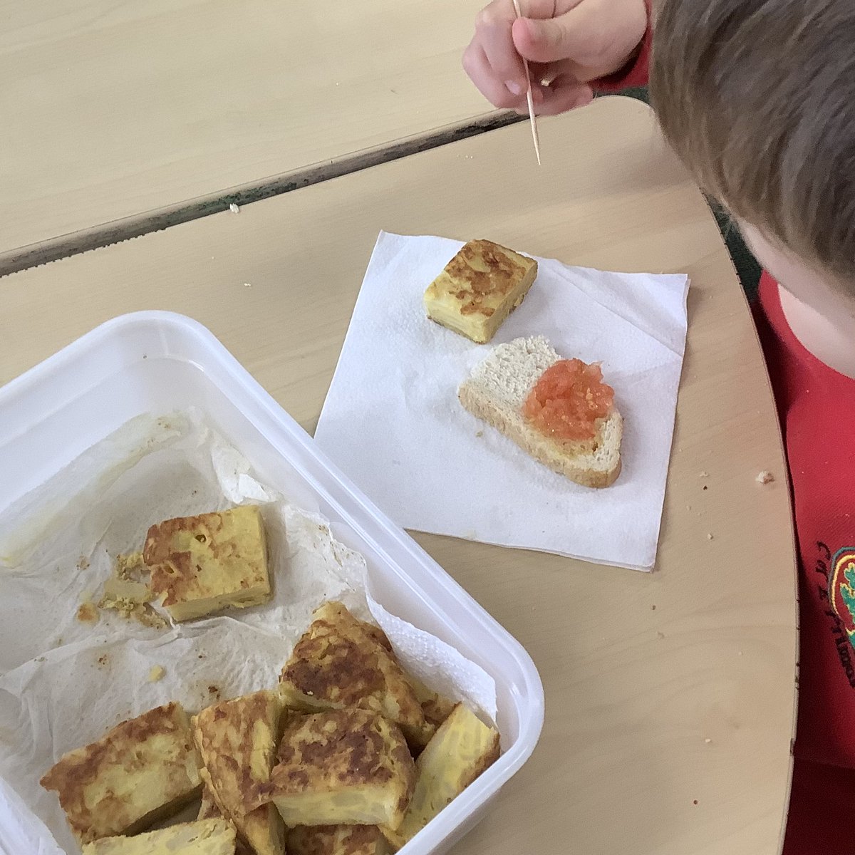 Comida en el club🍅🥖 @SaltfordPrimary Tuesday Spanish Clubs were very brave trying new traditional food.  Despite an overall dislike for tomatoes - the tostada con tomate was tried by everyone and enjoyed by many🙌  tómate tomate #spanishclub #primarylanguages