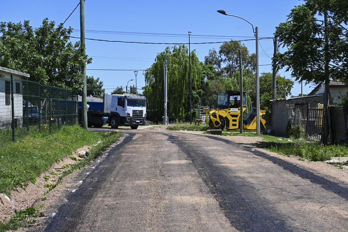 montevideoIM's tweet photo. ABC + Barrios 🚧

Asfaltado en la Policlínica San Martín 2, y accesos a San Martín 2 y 1ero de Mayo.

Limpieza de 140 metros de cunetas, se colocó un cruce de  caños en Cipriano San Vitureira y Guzmán Papini y se  colocaron 200 m lineales de asfalto.

+Integración +Gente +Obras https://t.co/h7JKHi98rO