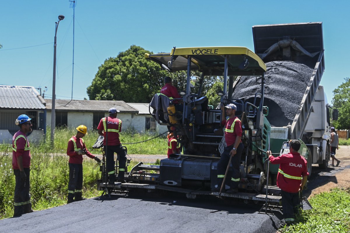 montevideoIM's tweet photo. ABC + Barrios 🚧

Asfaltado en la Policlínica San Martín 2, y accesos a San Martín 2 y 1ero de Mayo.

Limpieza de 140 metros de cunetas, se colocó un cruce de  caños en Cipriano San Vitureira y Guzmán Papini y se  colocaron 200 m lineales de asfalto.

+Integración +Gente +Obras https://t.co/h7JKHi98rO