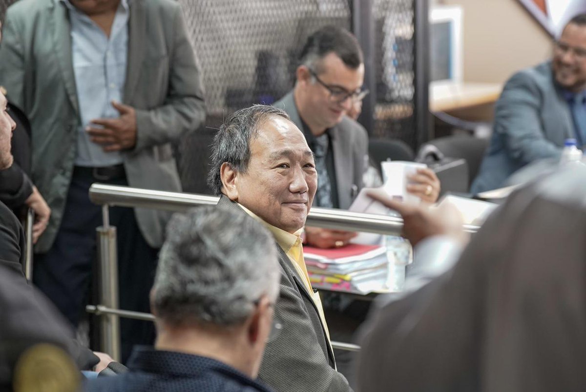 PrensaComunitar's tweet photo. #RegresiónAutoritaria ✊🏽 Criminalización por caso USAC 

El estudiante Javier de León, los doctores Eduardo Velásquez y Rodolfo Chang y Marcela Blanco en la sala donde se realizará la audiencia de primera declaración por el juez Víctor Cruz. 🧶

📷 Mario Godínez https://t.co/R0sZRfD6k7