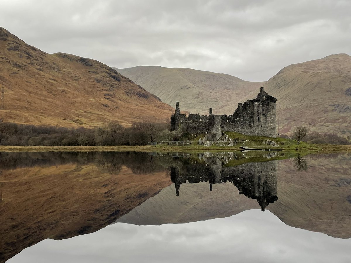 Beautiful reflections at Castle Kilchurn today #LochAwe #Scotland