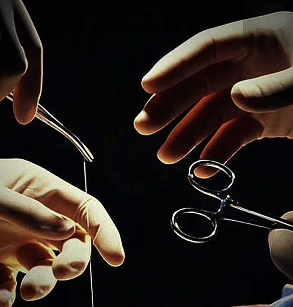 دوك خيط ودوك جرح ودوك الأبره
شفني مسلمك الآمر أنت وضميرك

جيت لك ماعادلي بالحآل دبره
لأن مايقدر يخيط الجرح غيرك