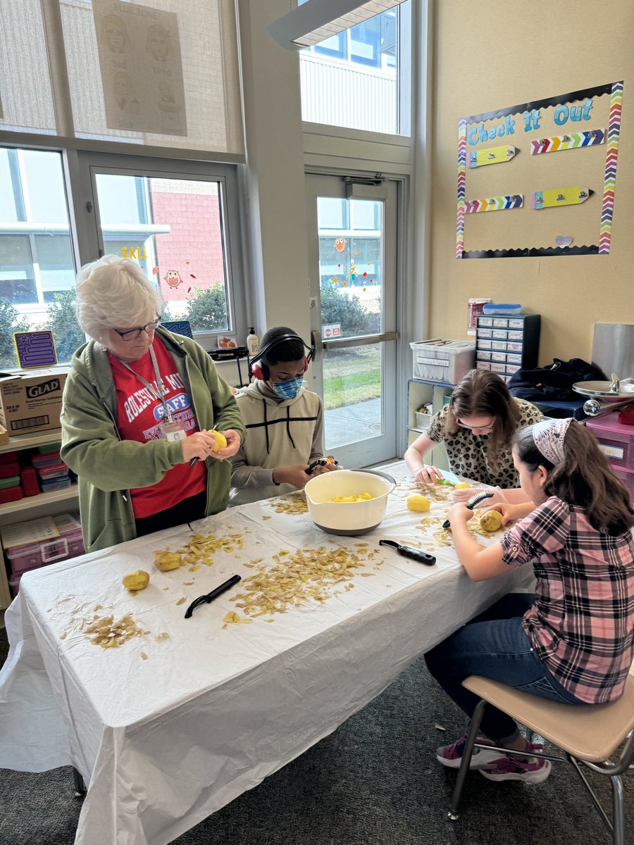 cspivey24's tweet photo. Bringing our Positivity Project weekly theme of Gratitude to life with our Thanksgiving Feast. The students did a great job cooking, greeting our guests, taking orders, and serving food. A fun and meaningful way to practice important life skills. @RolesvilleMS https://t.co/4rUaW7uqtV