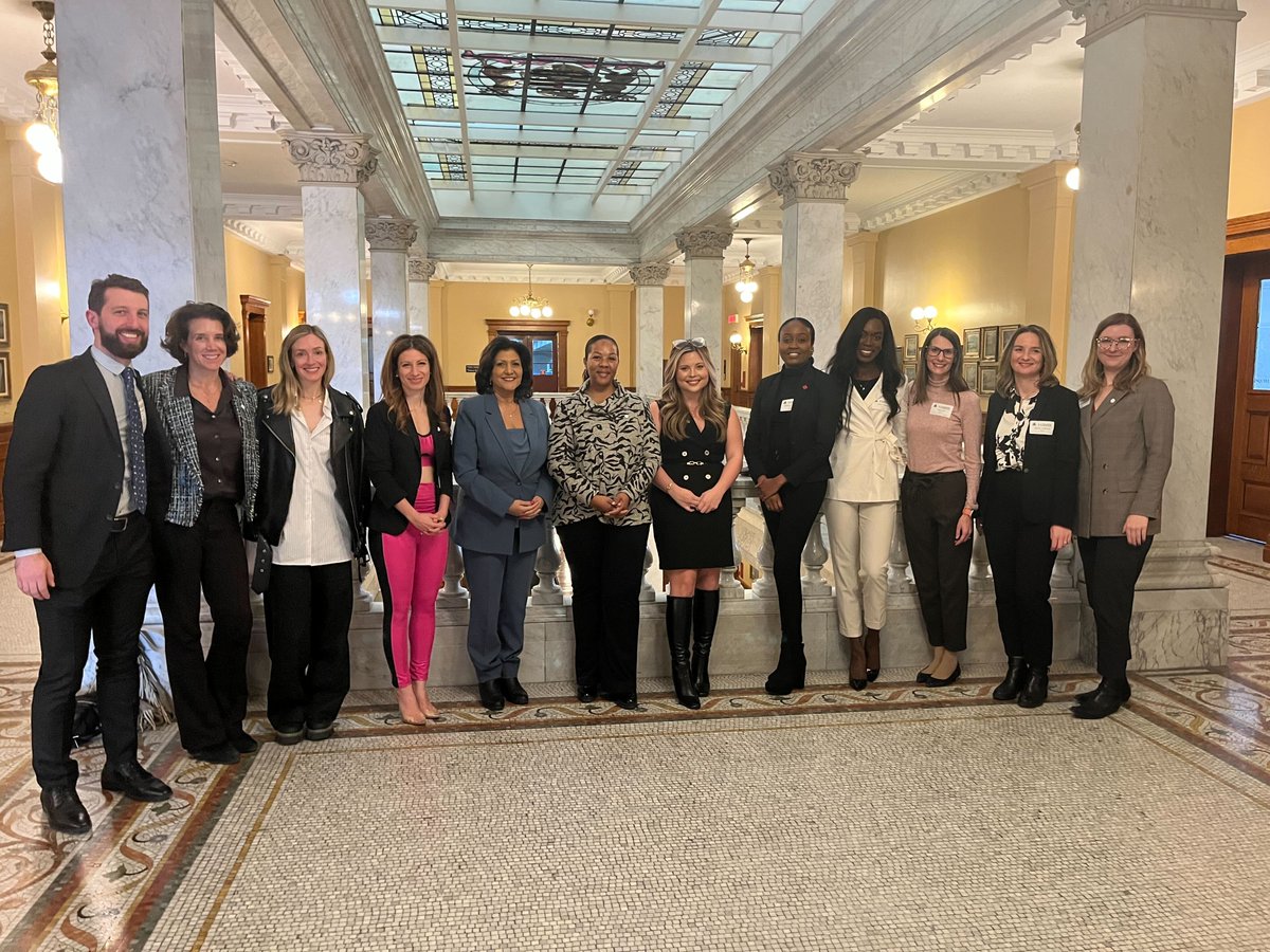 Futurpreneur's tweet photo. Merci aux ministres @ninatangri et @Charmomof5 d'avoir accueilli hier l'événement de la #JournéeDeLEntrepreneuriatFéminin à Queen's Park! Nos #Futurpreneur.e.s ont eu la chance de se rencontrer, de faire part de leurs histoires et de célébrer le pouvoir des femmes entrepreneures. https://t.co/CiMpCCp1zu