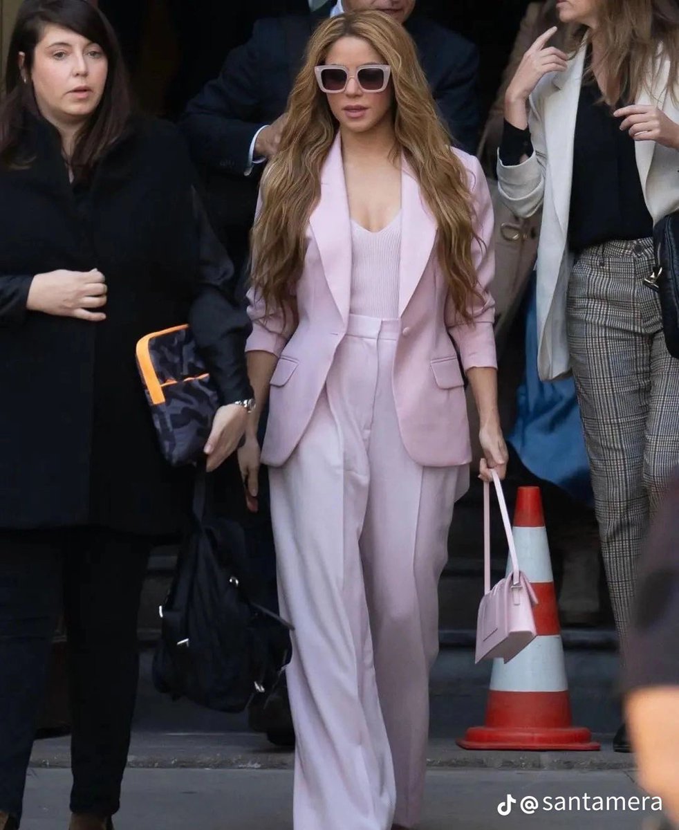 AlexaGomezDos's tweet photo. Cuando Cristiano, Messi, Nadal y tantos deportistas importantes tuvieron que pagar multas a hacienda en España por evasión fiscal, yo no vi tanto odio como lo veo hacia Shakira. Una vez más el machismo, la misoginia y la envidia también de muchos se hace presente. ¿Se cometió un error fiscal? Se paga y se sigue adelante. Lo han hecho los otros, lo hace ella también. Pero para muchos es gratificante decir que es una delincuente, que para eso hizo esa música basura, que romantizar la delincuencia es parte del pensamiento chavista, es decir hasta chavista me dijeron 😅☺️ El odio a la orden del día, un día normal☺️😮‍💨. Saludos 💟