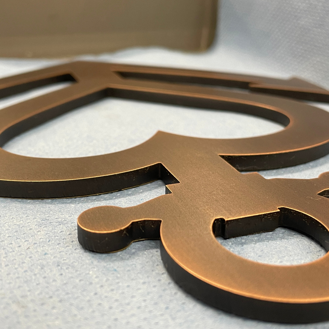 Logo aus #Zinnbronze 

#werkstattblick #3dlogo #echtbrüniert #logo #signalisation #signaletik #brüniert #tinbronze #metalletters #werbetechnik #3dbuchstaben #bronzebuchstaben #burnishedbronze #hotelzweiteheimat #schneidwerkhohl #premiumqualität #ladenbau #interiordesign