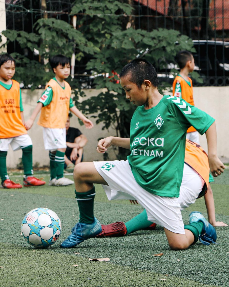 werderbremen's tweet photo. 🌏 #WerderBewegt auch in #Vietnam - rund 150 Kinder waren es bei den Einheiten in #Hanoi.
Der erste Halt unseres #FootballForDevelopment-Programms im Zuge der Internationalisierungsstrategie ist damit abgeschlossen.
Weiter geht's in #HoChiMinhStadt🔗https://t.co/HqiZ44IDeJ https://t.co/C9XzVeCE32
