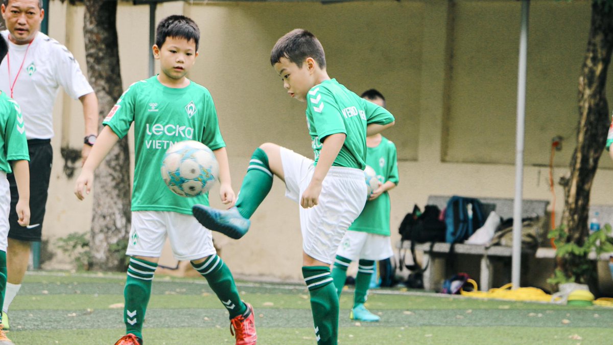 werderbremen's tweet photo. 🌏 #WerderBewegt auch in #Vietnam - rund 150 Kinder waren es bei den Einheiten in #Hanoi.
Der erste Halt unseres #FootballForDevelopment-Programms im Zuge der Internationalisierungsstrategie ist damit abgeschlossen.
Weiter geht's in #HoChiMinhStadt🔗https://t.co/HqiZ44IDeJ https://t.co/C9XzVeCE32