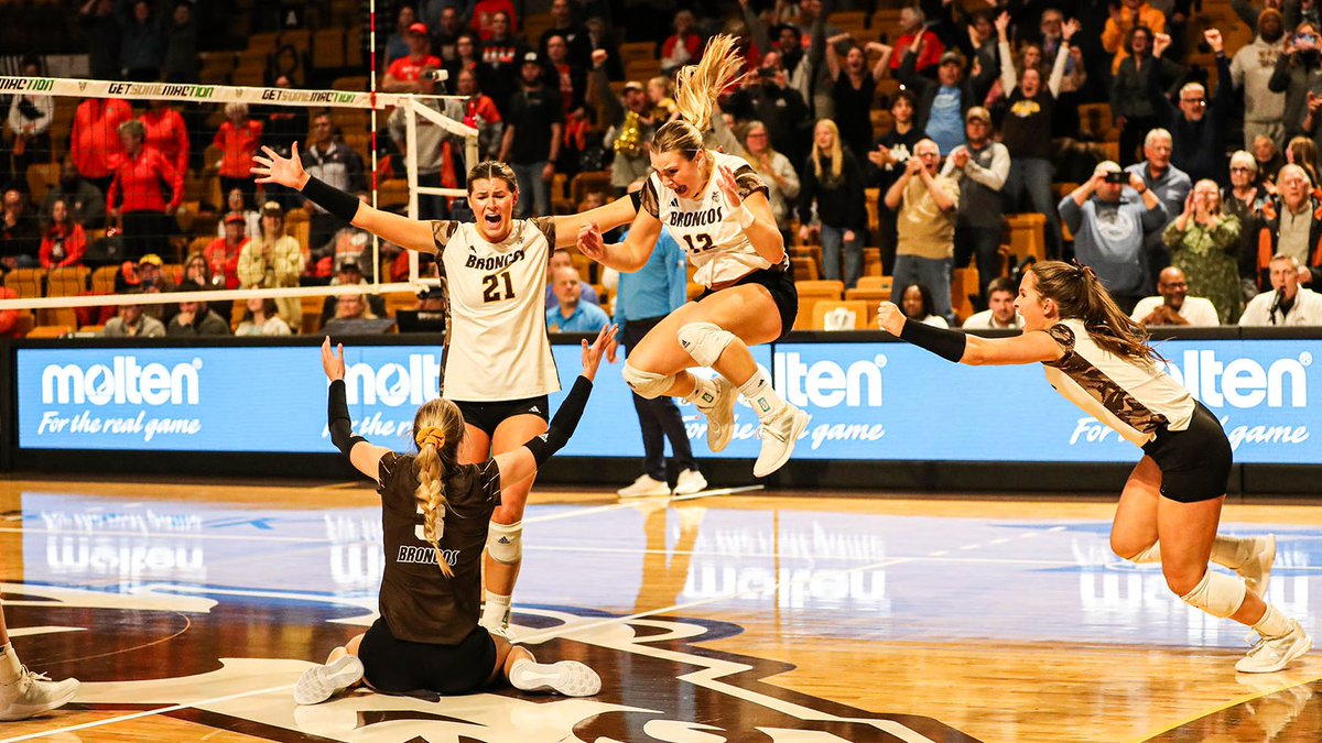 WMUVolleyball's tweet photo. OH WHAT A NIGHT 🤩

📸 by @A_Huss_ 

#BroncosReign https://t.co/qhDRounXzs