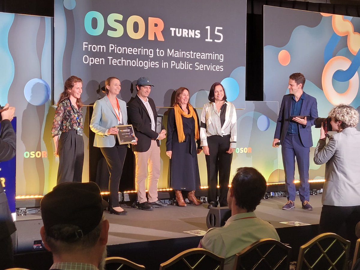 The #Bluehats 📷 - team receiving the popular vote prize🏆 of the #OSORAwards🥇 at #OSORturns15🌼 ! Congratulations! Follow the ceremony here: 👉osorturns15.eu/livestreaming/