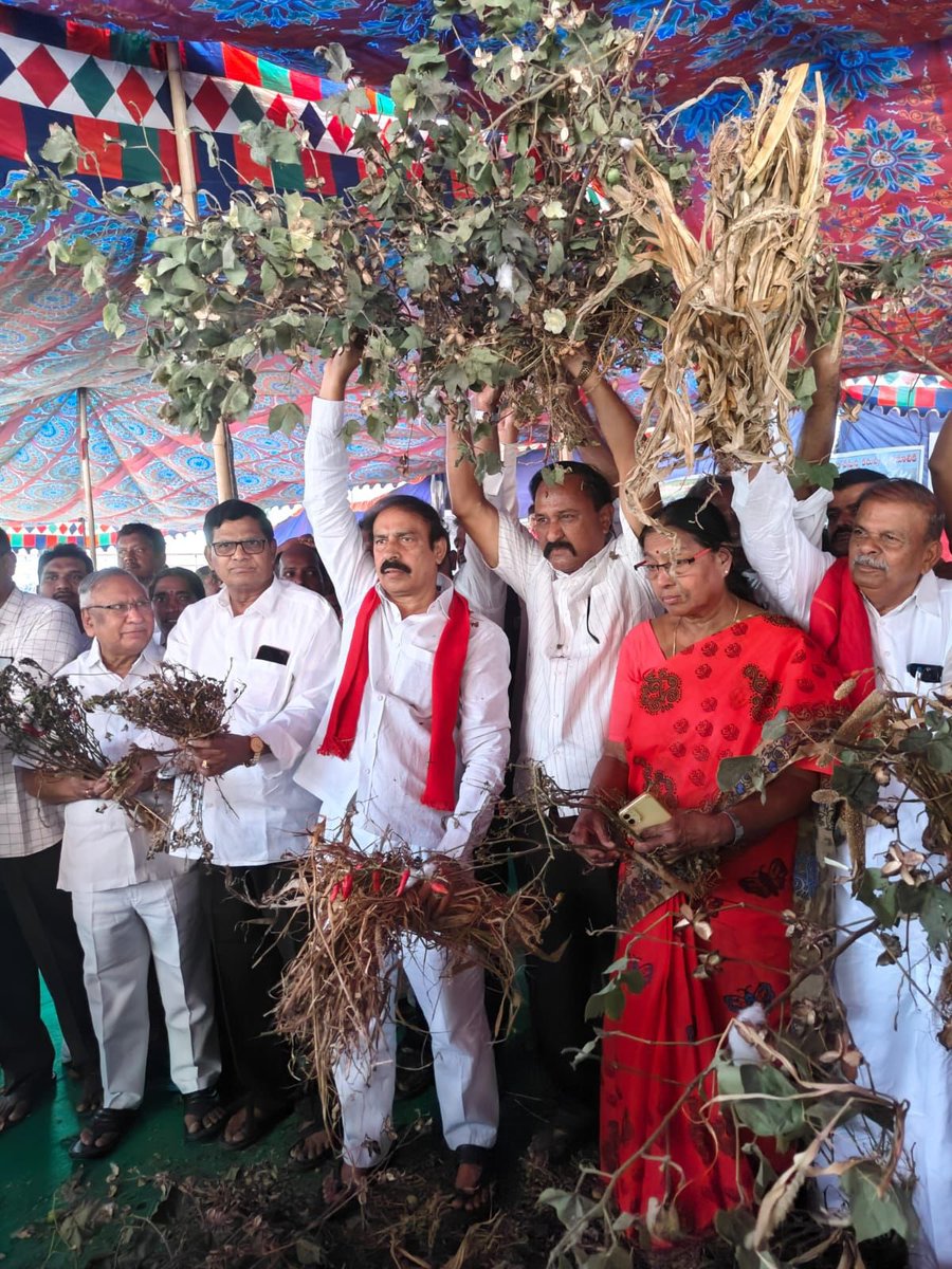 CPIRamaKrishna's tweet photo. రాష్ట్రములో తీవ్రమైన కరువు సమస్యలు కృష్ణజలాలు పునః పంపిణి కై కేంద్ర ప్రభుత్వ గెజిట్ నోటిఫిషన్ల, అలాగె ఆంధ్ర రాష్ట్రన్ని కరువు ప్రాoతంగా ప్రకటించాలని సిపిఐ రాష్ట్ర సమితి ఆధ్వర్యంలో 30 గంటల నిరసన దీక్ష విజయవాడ ధర్నా చౌక్
#CPI #CPIAP #CPIRamakrishna #AndhraPradesh #Drought https://t.co/x0eFs06Jmb