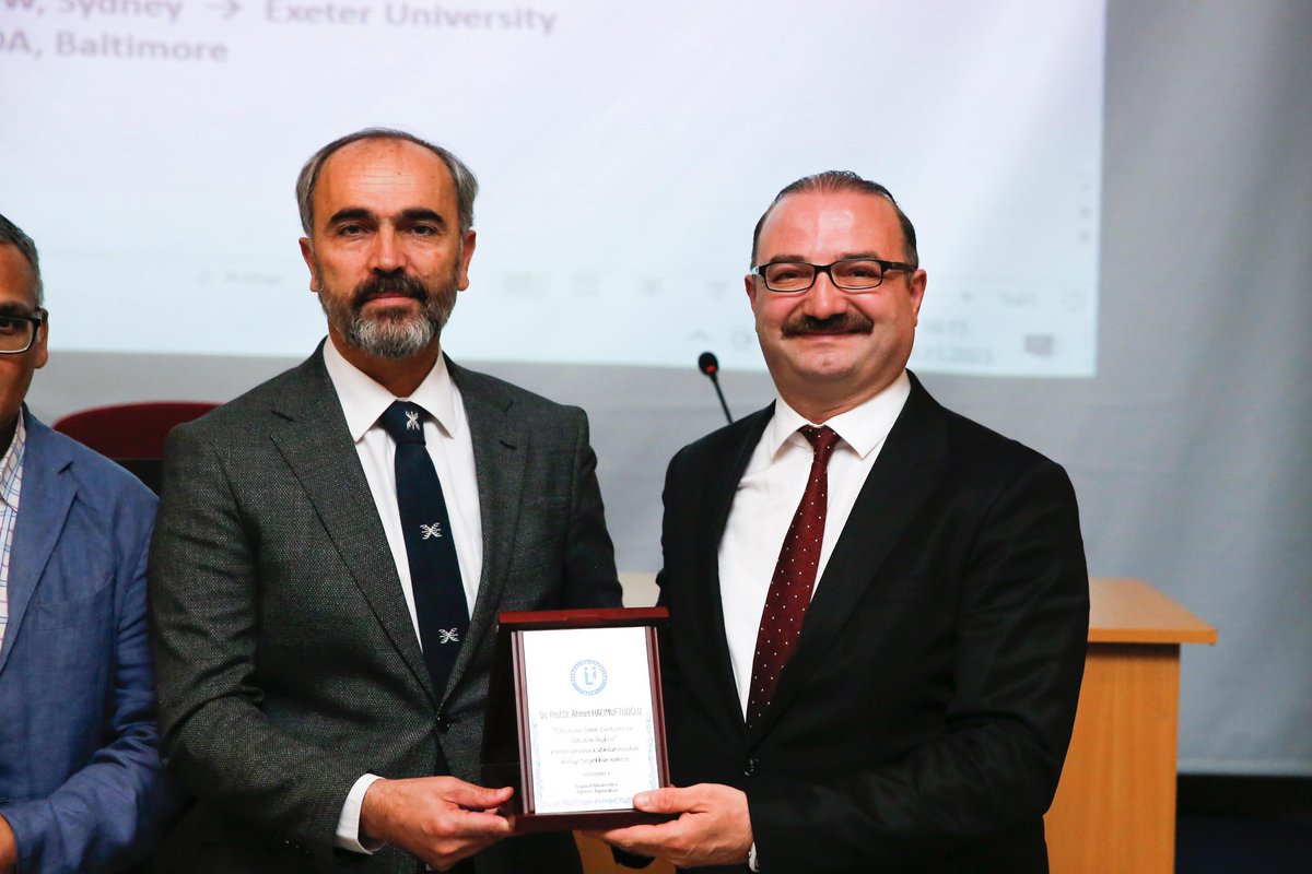 MutluTurkmen's tweet photo. Bağımlılık alanında dünyanın önde gelen akademisyenlerinden Prof. Dr. Ahmet Hacımüftüoğlu ile Prof. Dr. Mohammed Shoaib, nikotin bağımlılığının otonom sinir sistemine etkilerini ve tedavi yöntemlerini anlattıkları konferansta öğrencilerimize yeni farkındalıklar kazandırdılar. https://t.co/Ef5gj8U6nF
