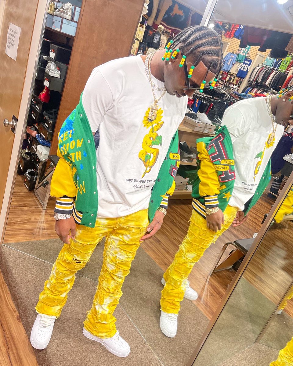 devontapar12's tweet photo. What works for you might not work for me I’ll drop everything and chase my dreams they thought I was crazy ( rod wave tour) https://t.co/EIOe2wucar