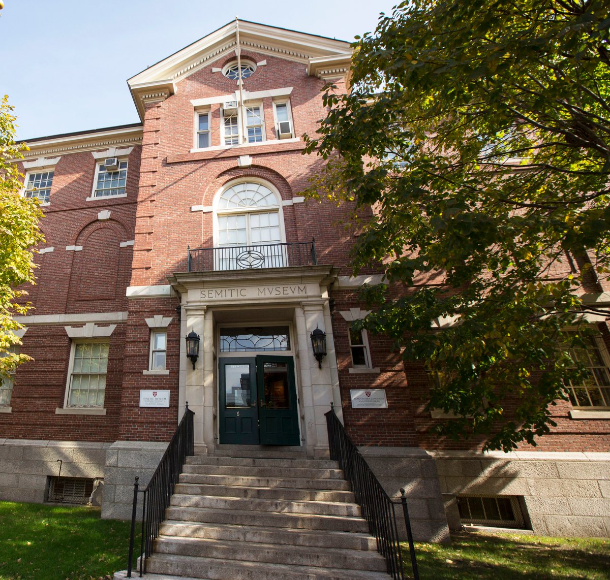 Although we are closed tomorrow &amp; Thursday you can explore our galleries by taking a #MobileTour put together by the team <a href="/HarvardLocal/">Harvard Local</a>. The self-guided, "hop on, hop off" #MuseumTour is available on the "Visit Harvard" mobile app. harvard.edu/visit/tours #TriviaTuesday #Harvard