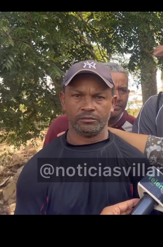chanelsocial's tweet photo. José Antonio Paredes es el ciudadano que el domingo pasado , arriesgando su vida , pudo salvar las vidas de Felix y Wanda Abreu . Lamentablemente falleció Rubí Duarte , esposa de Felix y cuñada de Wanda .
Si lo ven, le agradecen por hacer mejor la humanidad 👇👇🫶🫶 https://t.co/wUsznfFve2