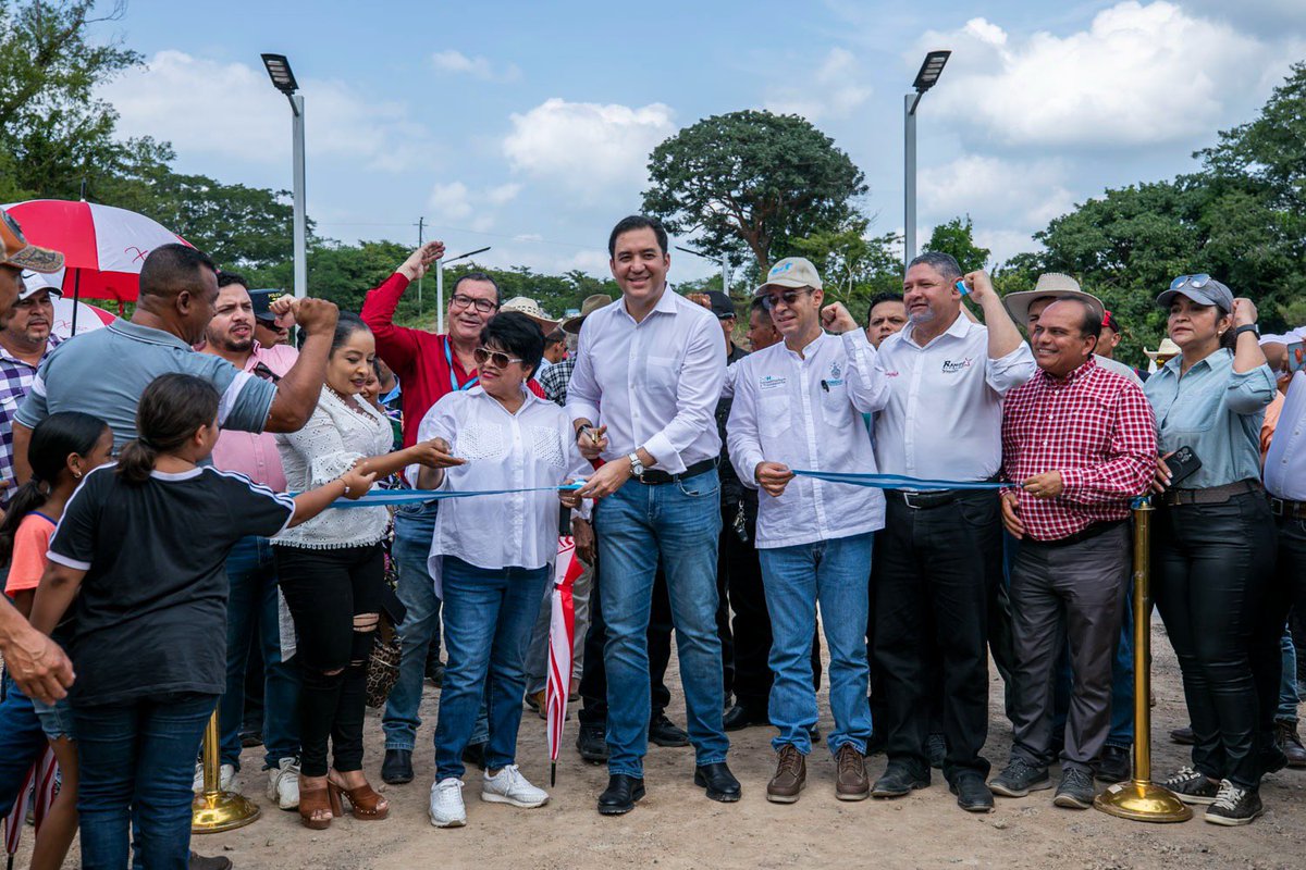 HectorZelaya's tweet photo. Ayer estuvimos cumpliendo una promesa de la presidenta @XiomaraCastroZ en el Hormiguero, Catacamas, Olancho. Felicitamos la pronta acción del ministro Mauricio Ramos @SITHonduras para que el puente estuviera en el tiempo indicado. Este puente conecta más de 80 comunidades productivas del municipio, que por 30 años cruzaban el río sobre una estructura de madera. Este puente simboliza nuestra voluntad de construir puentes de desarrollo y de diálogo. Este camino que construimos nos llevara hacia la prosperidad compartida y un futuro lleno de oportunidades para todas y todos los hondureños. Lo prometimos y lo estamos cumpliendo. #XiomaraCumple ✅