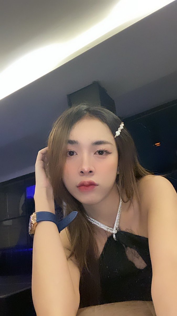 LipsClub31's tweet photo. You can choose the girl’s drink https://t.co/7aC6PtHSNO