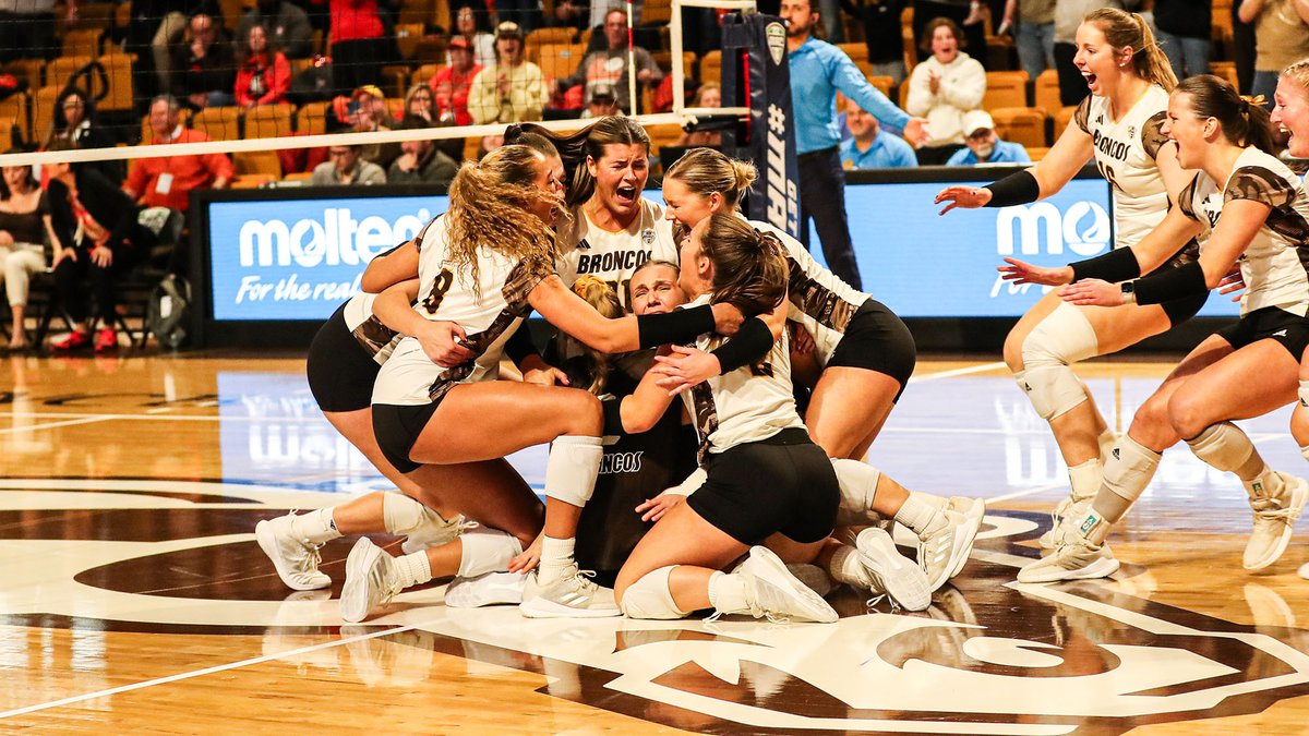 WMUVolleyball's tweet photo. OH WHAT A NIGHT 🤩

📸 by @A_Huss_ 

#BroncosReign https://t.co/qhDRounXzs