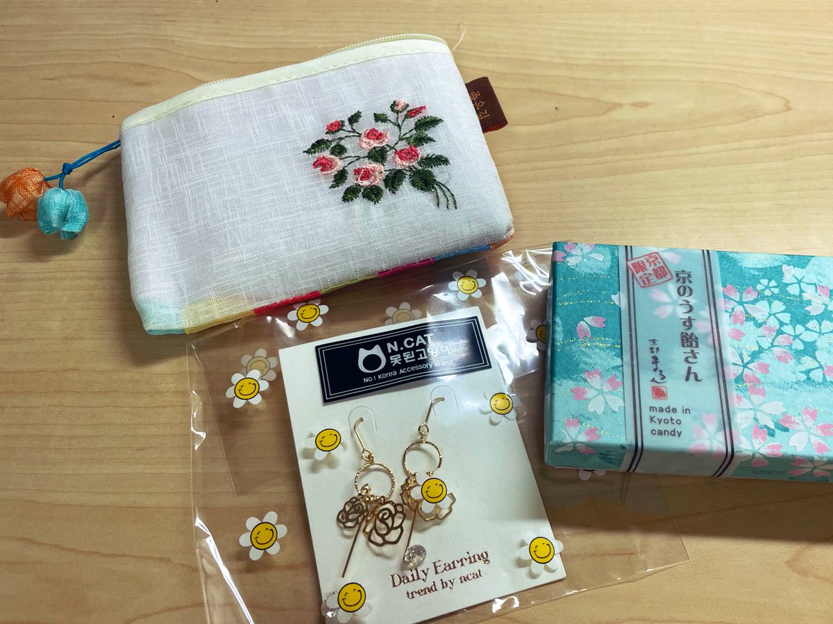 ariamour's tweet photo. My boss got me gifts from
Korea and Japan. She’s so cute I love her. Can’t wait 🤎 https://t.co/bECkDNR9yB
