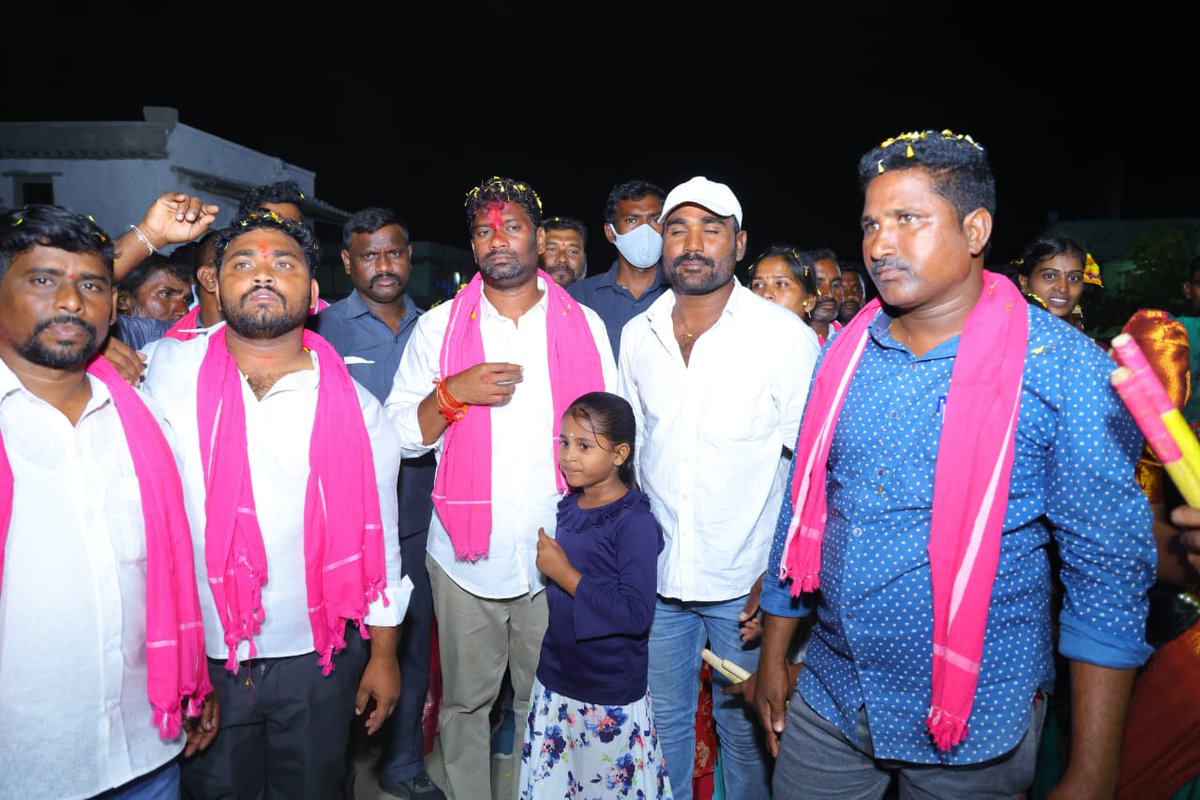 balkasumantrs's tweet photo. కటుక వేస్తే కరెంట్ ఇచ్చే బీఆర్ఎస్ కావాలా....?
కారు చీకట్లో ఉంచే కాంగ్రెస్ కావాల్న...?

 ఎన్ని��ల ప్రచారంలో భాగంగా జైపూర్ మండలం నర్వ గ్రామంలో నేడు ప్రచారం నిర్వహించడం జరిగింది. 

#VoteForCar #KCROnceAgain https://t.co/sgyM8XaDpe