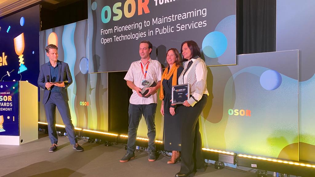 The jury has chosen @GeotrekCom as the winner of the #OSORAwards🥇category of best initiative 🏆! Congratulations! @Cmonchicourt got on stage to receive the award! Follow the ceremony here: 👉osorturns15.eu/livestreaming/ #OSORturns15🌼.