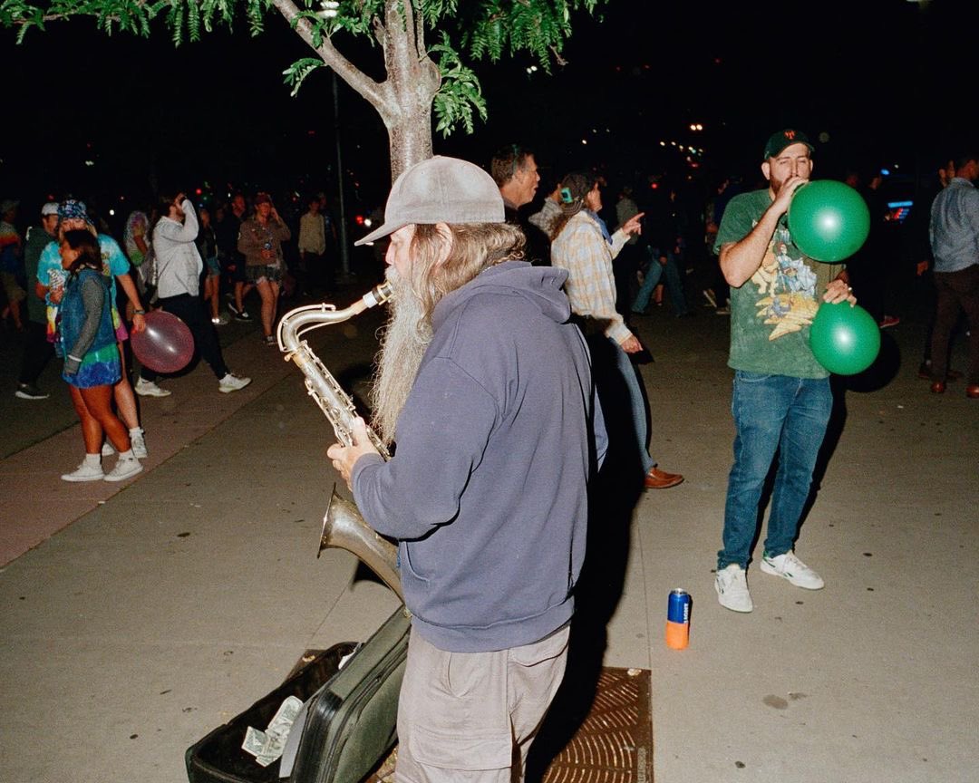 musicplayedband's tweet photo. Some horizontal outtakes from Saying Goodbye to Dead & Company 2023 for @nytimes 

Words by Marc Tracy 💀
Edited by @amandalwebster 🌹

Really appreciate all the nice things y’all have been sharing about this work. Means a lot 🥹

📸 Tour pics by @pet__fish 

#deadandcompany #gratefuldead #bobweir #johnmayer #jerrygarcia #deadheads