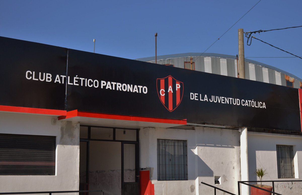 InforealPatron's tweet photo. 🚨 AHORA

Sebastián Battaglia IRRUMPE en las negociaciones por el próximo DT de #Patronato

Después de que el presidente Molina le haya pedido que abandone la oficina, tuvo que intervenir la PER para llevárselo

En estos momentos está detenido por invasión a la propiedad privada https://t.co/UI8tVjMnST