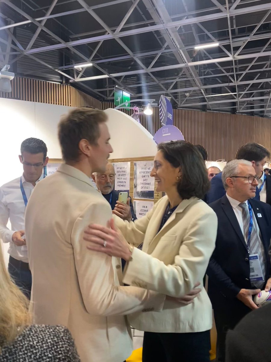 Merci à <a href="/AOC1978/">Amélie Oudéa-Castéra</a> d’être venue sur notre stand @UniVertSport X <a href="/MatchForGreen/">Match For Green</a> lors du <a href="/salondes_sports/">Salon des Sports et Parasports</a> 💚
On a pu lui présenter l’expo photos des 110 marathons soutenue par <a href="/Sports_gouv/">Ministère des Sports 🇫🇷</a> et réalisée par Jérôme Habasque.

RDV au stand C111 jusqu’au 23.11 😊

#institutdusportdurable