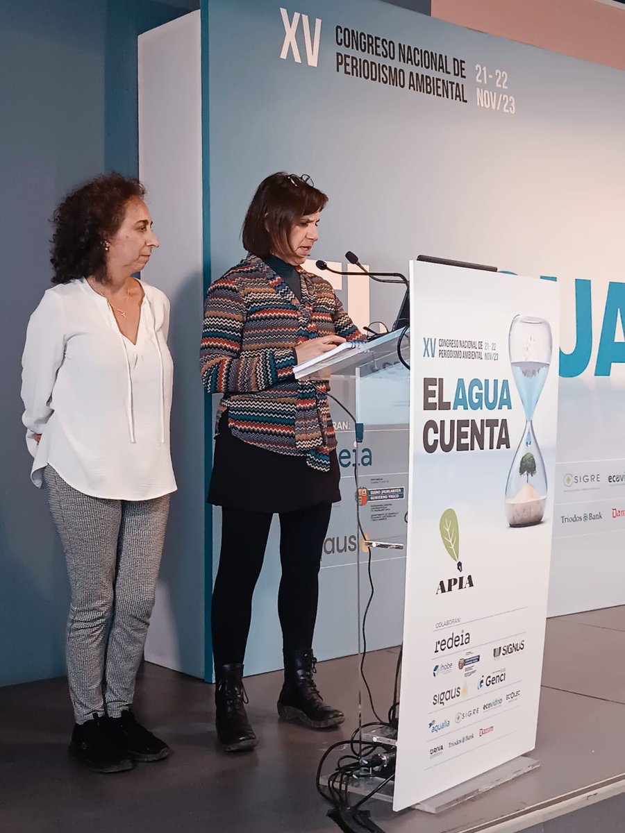 RECIDANET's tweet photo. Nuestras compañeras Rosa Toril y Marga Muñoz, en el XV #CongresoApia presentando la Guía de fuentes sobre agua 💧 @APIA_es #ElAguaCuenta #DocumentaciónAmbiental #BibliotecasVerdes #SomosRECIDA https://t.co/B27Zr8nxFF