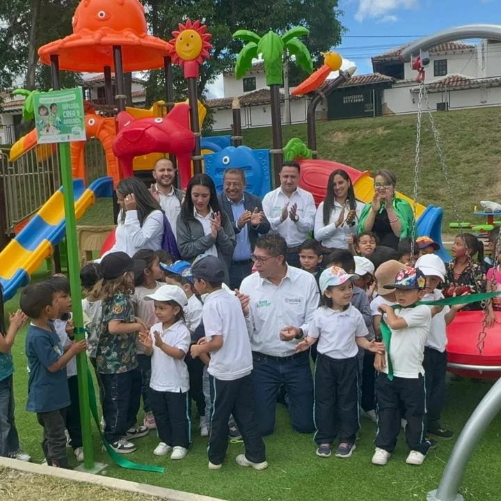 alcaldiavdleyva's tweet photo. #niñasyniñosfelices

#Hoy En compañía del Gobernador Ramiro Barragán  inauguramos el parque infantil,ubicado en metro parque el Camping. Esta obra se da como resultado del trabajo articulado entre la Administración #VilladeLeyvaSomosTodos y el Gobierno Departamenal. https://t.co/QmiCjjRqUQ