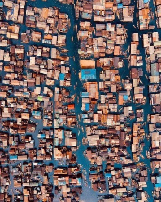 Makoko slums  is the world's largest floating slum. Located in Lagos Nigeria 🇳🇬 , it’s a city floating on water.