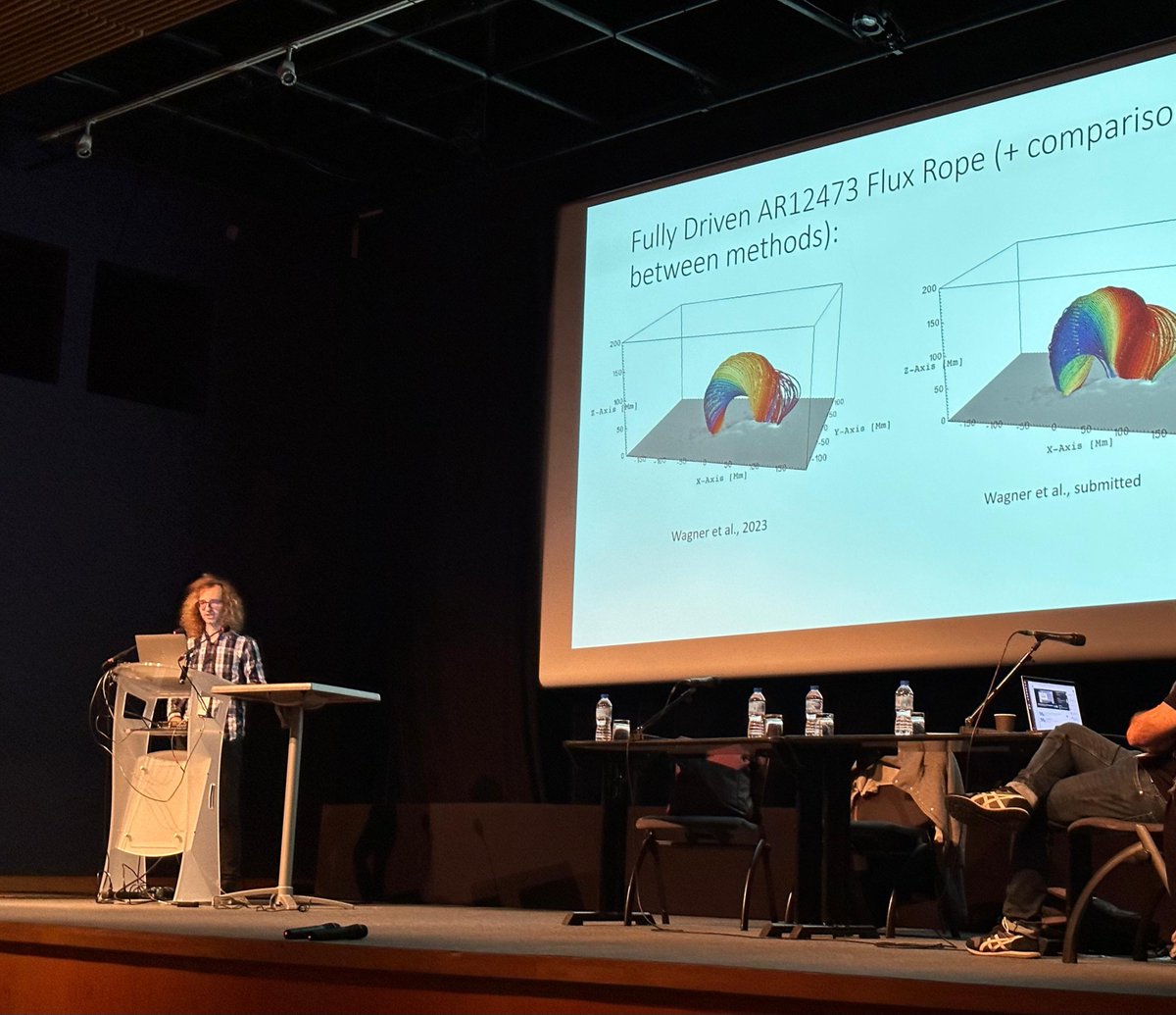 photonenkanone's tweet image. Happy that I could yet again talk about solar Flux Rope hunting and analysing at European Space Weather Week. Great to see the interest in my work, had some nice discussions following the talk! 😊
Thanks to @Vincent_Ledvina for taking the picture!