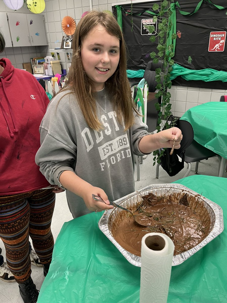 LCESLyons's tweet photo. Jurassic Park continues as 4th grade scientists dig in dino feces to collect clues about the animal’s diet. https://t.co/b28PVp3t3W