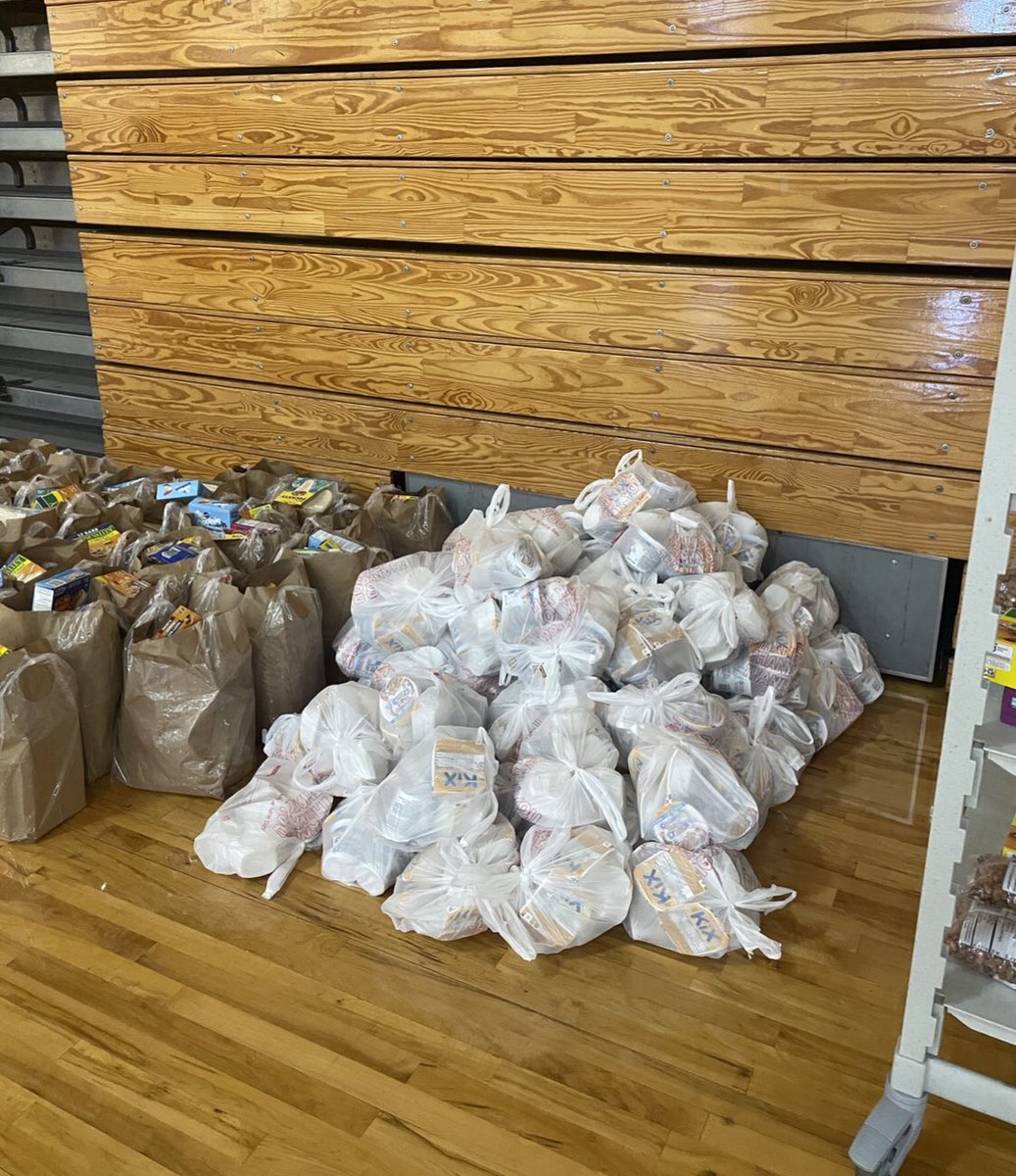 crazeerayzee's tweet photo. Atlantaβs CoStar Black Excellence Network had the pleasure of kicking off Thanksgiving week with @emerging100atl at their holiday initiative to provide turkeys, food, clothing and essential items to local communities. #CoStarGroup #CoStarBENAtlanta #emerging100atl https://t.co/IwQepW6AtI